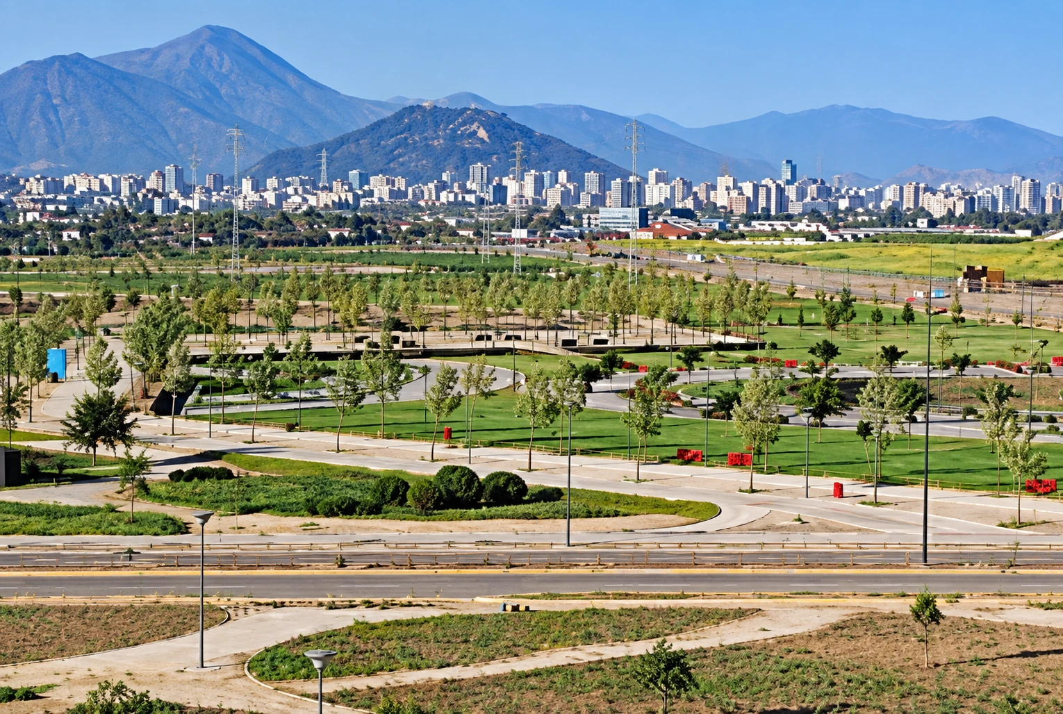 Vista del parque de Cerrillos con edificios al fondo