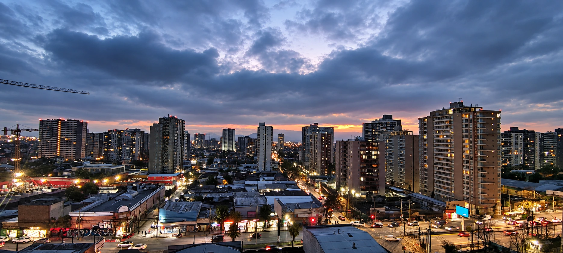 Foto tomada desde las alturas. Vista del atardecer en Santiago