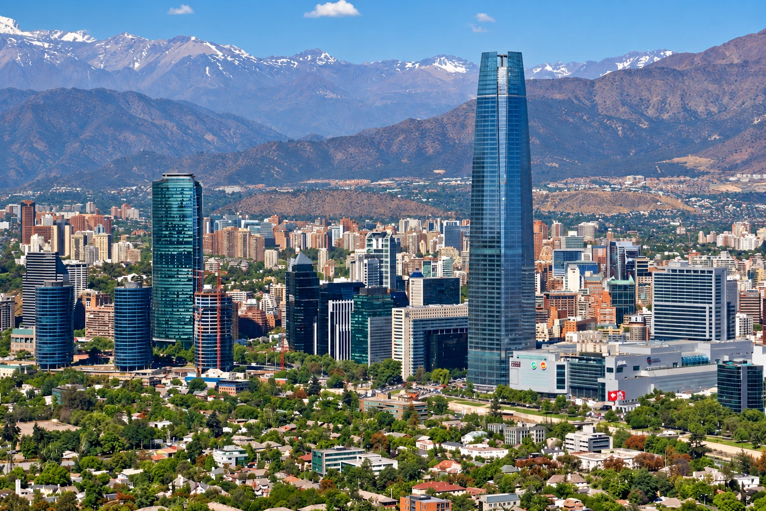 Vista de edificios de Providencia con la cordillera al fondo