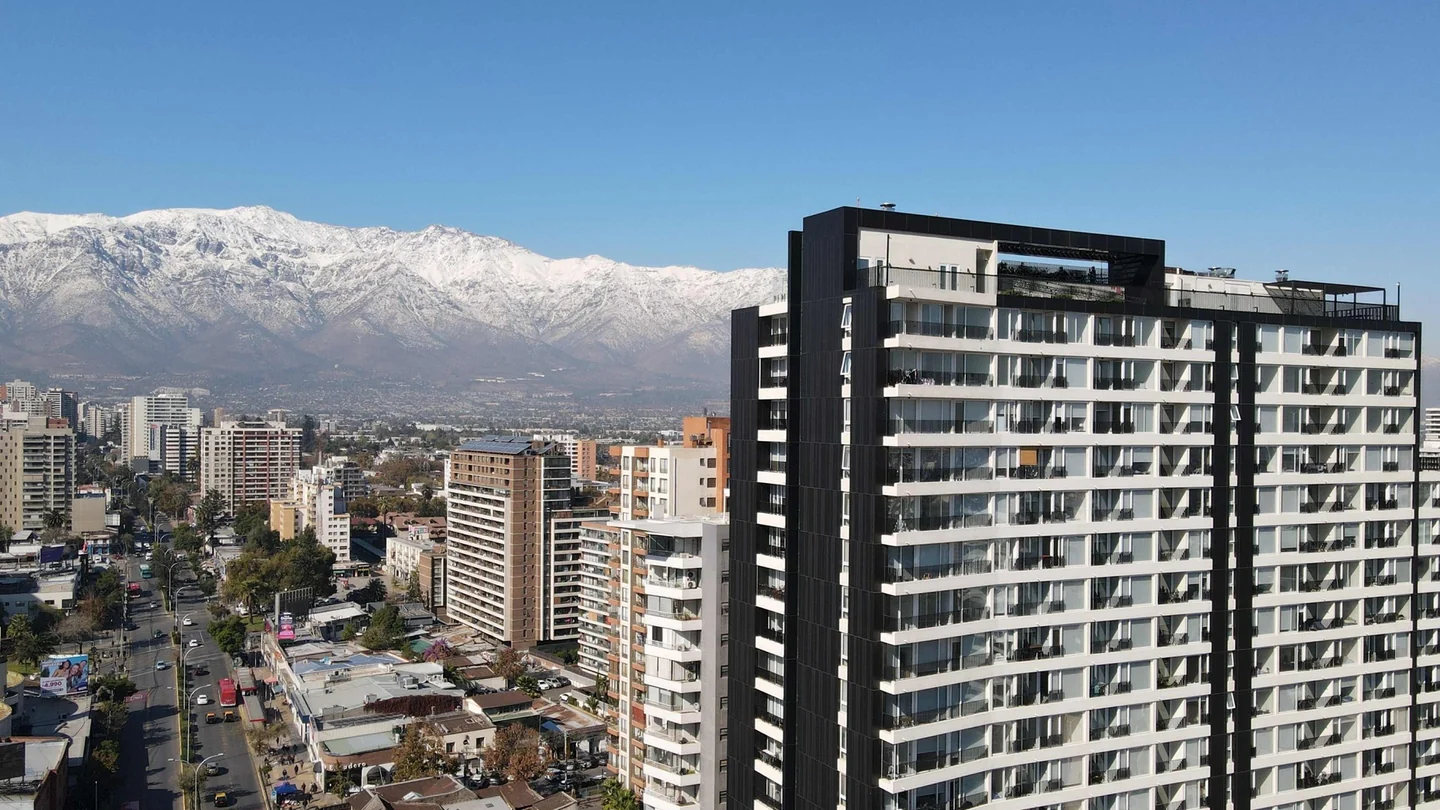 Edificios residenciales en Santiago con la cordillera al fondo